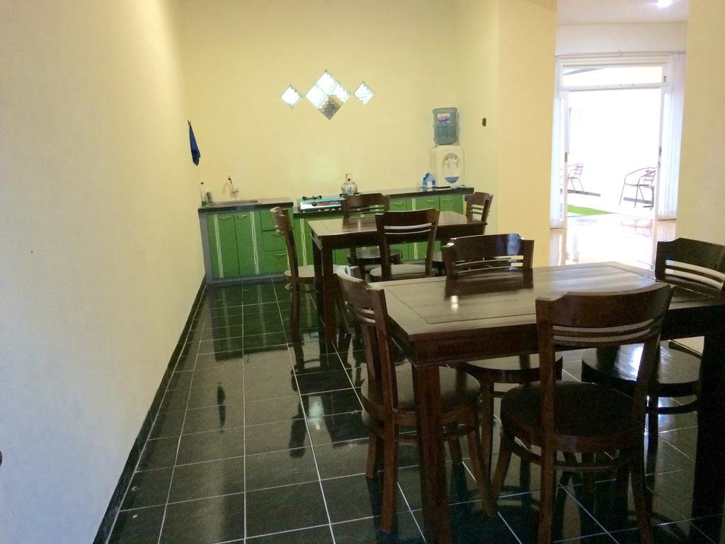 Shakila Guest House Malang Exterior photo