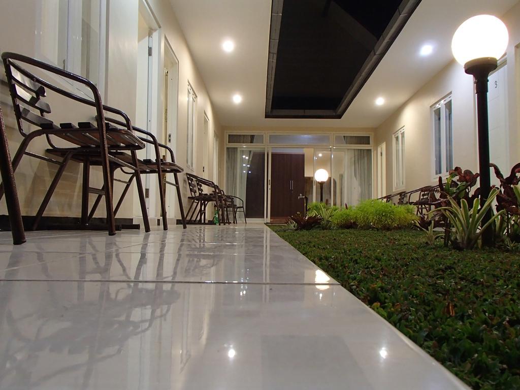 Shakila Guest House Malang Exterior photo