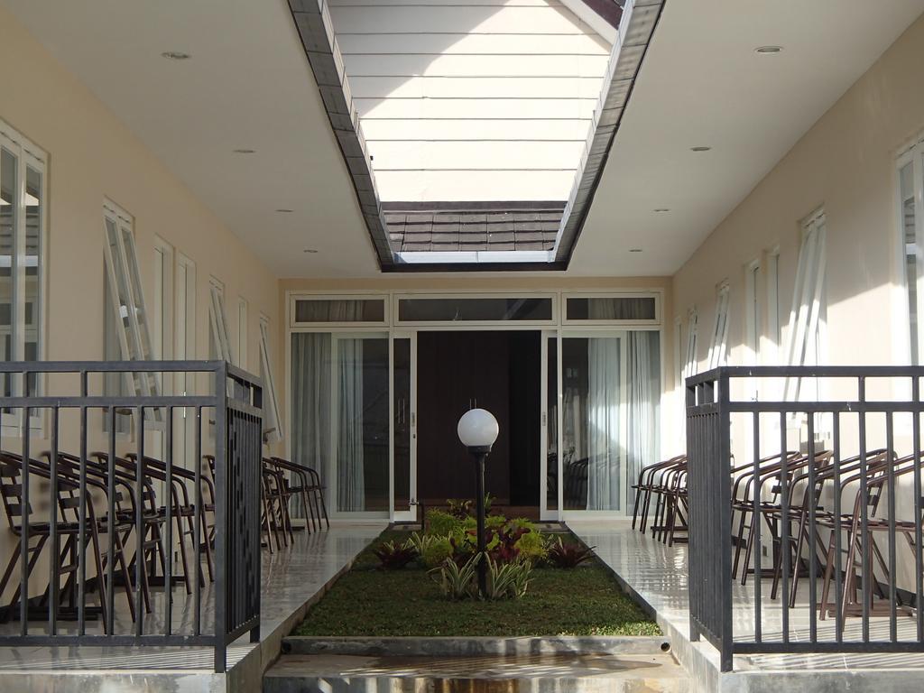 Shakila Guest House Malang Exterior photo