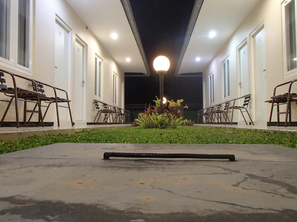Shakila Guest House Malang Exterior photo