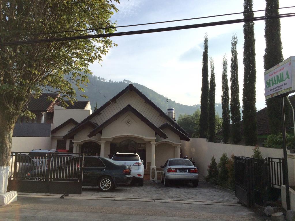 Shakila Guest House Malang Exterior photo